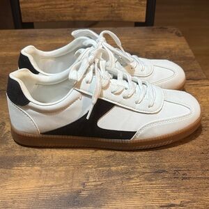 No Boundaries White and Black Women's Low-Top Lace-Up Sneakers